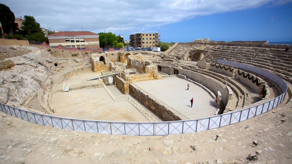 Anfiteatro de Tarragona que inclui uma ruína e cenas de teatro