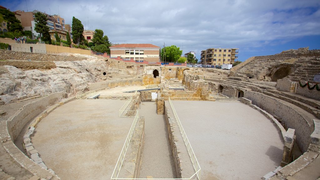 Anfiteatro de Tarragona mostrando una ruina y patrimonio de arquitectura