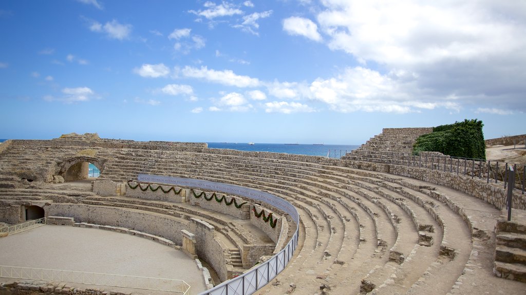 Anfiteatro de Tarragona mostrando una ruina, escenas de teatro y arquitectura patrimonial