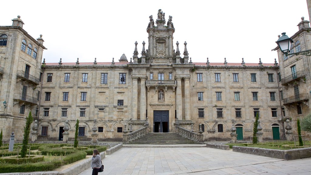 Monasterio de San Martino Pinario que incluye elementos religiosos, un castillo y una plaza