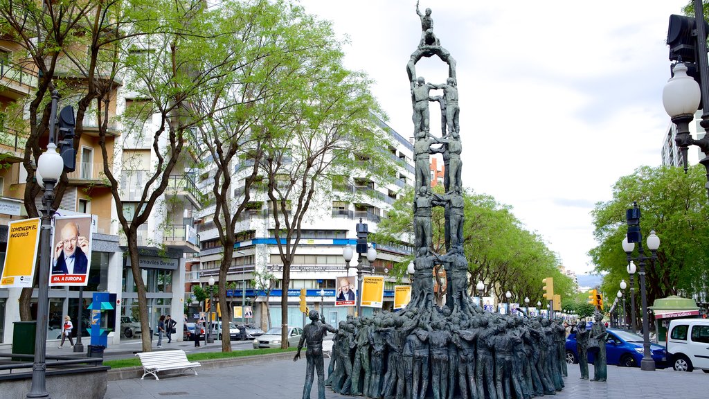 Cataluña mostrando una estatua o escultura, un monumento y un parque o plaza