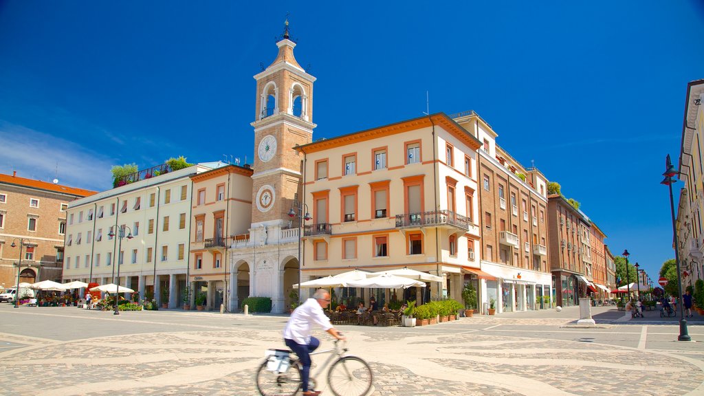 Piazza Tre Martiri mostrando uma praça ou plaza, ciclismo e cenas de rua