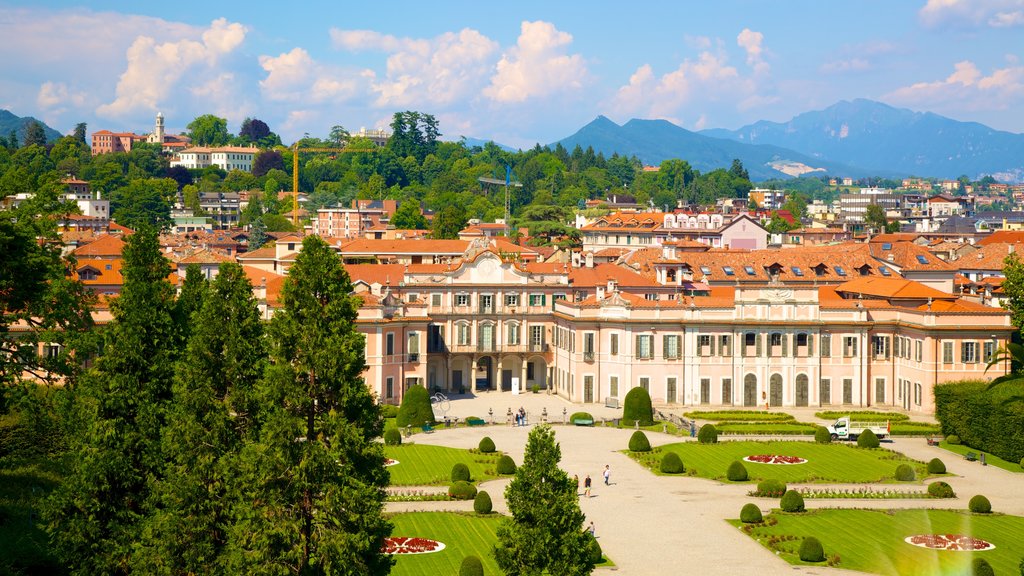 Palacio Estense ofreciendo una pequeña ciudad o aldea, una plaza y vista panorámica