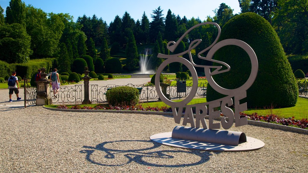 Palacio Estense mostrando un parque, señalización y arte al aire libre