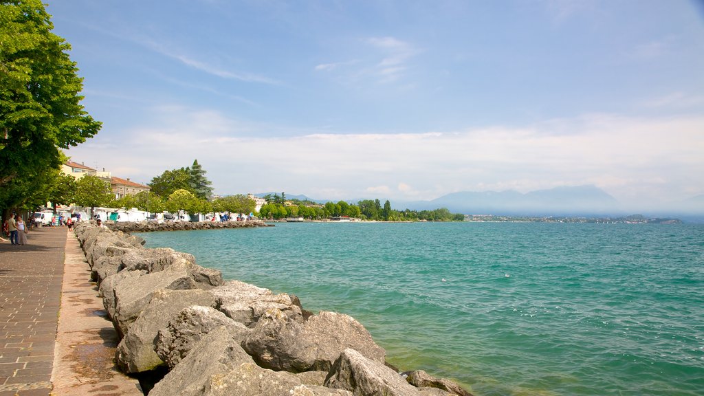 Desenzano del Garda mit einem allgemeine Küstenansicht und schroffe Küste