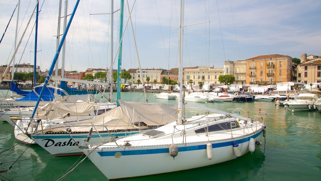 Desenzano del Garda mostrando un club náutico, velero y vista general a la costa