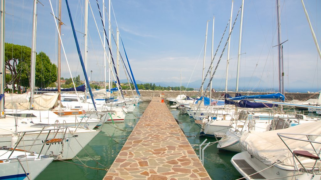 Desenzano del Garda som viser sejlads, en marina og bådsejlads