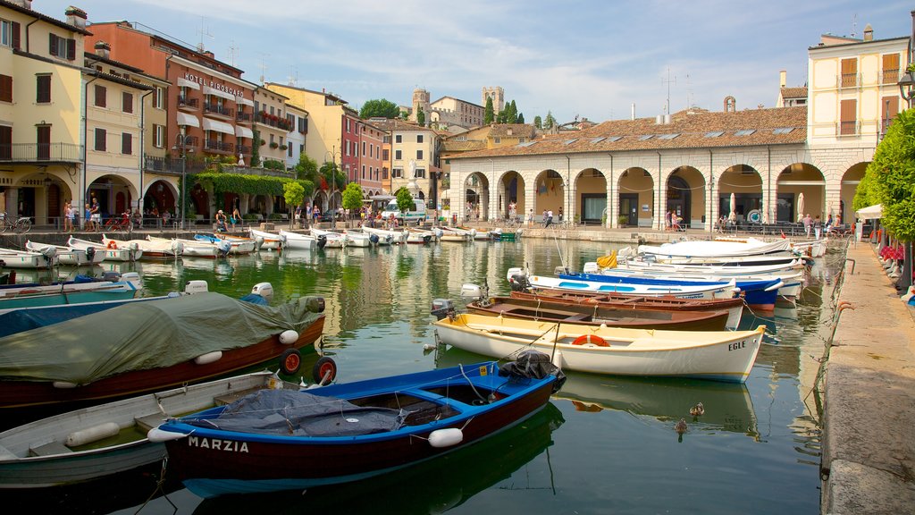 Desenzano del Garda que incluye vistas generales de la costa, una pequeña ciudad o pueblo y una marina