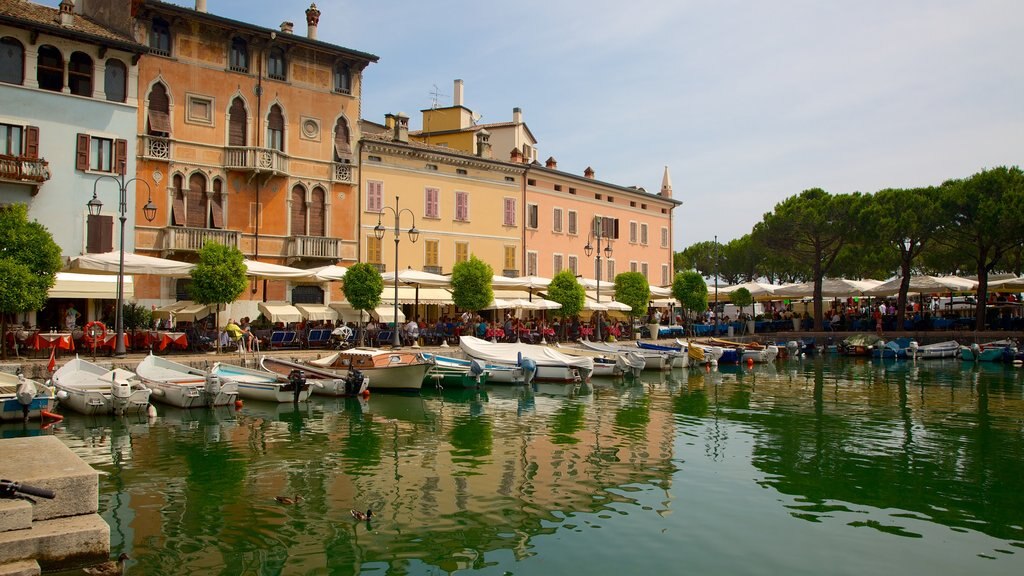 Desenzano del Garda ofreciendo una pequeña ciudad o pueblo, paseos en lancha y vistas generales de la costa