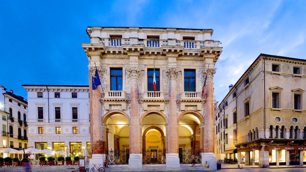 Piazza dei Signori que incluye escenas de noche, elementos patrimoniales y imágenes de calles