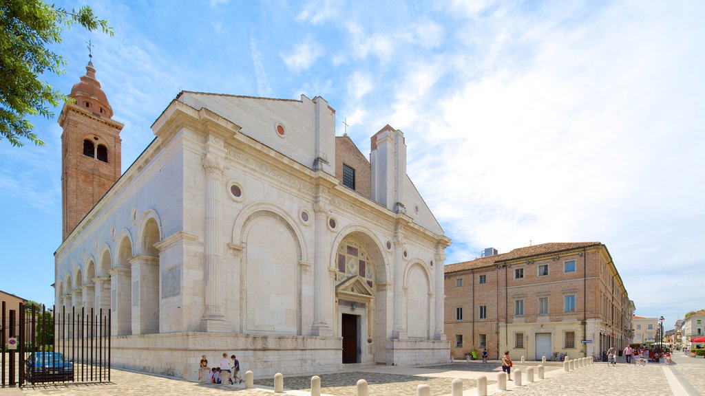 Tempio Malatestiano showing heritage elements, a church or cathedral and street scenes