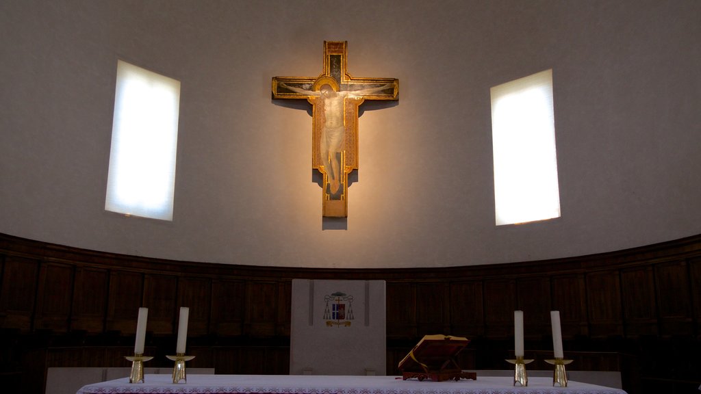 Tempio Malatestiano que incluye vista interna, una iglesia o catedral y aspectos religiosos