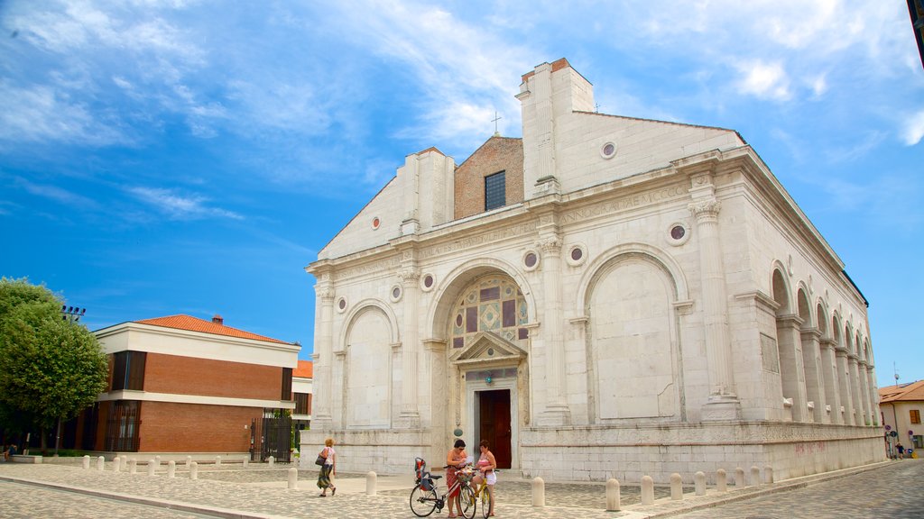 Tempio Malatestiano which includes street scenes, heritage elements and religious aspects