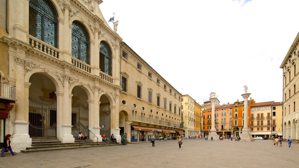 Piazza dei Signori fasiliteter samt gatescener og kulturarv