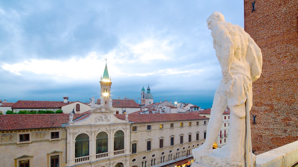 Piazza dei Signori mostrando una estatua o escultura y escenas de noche