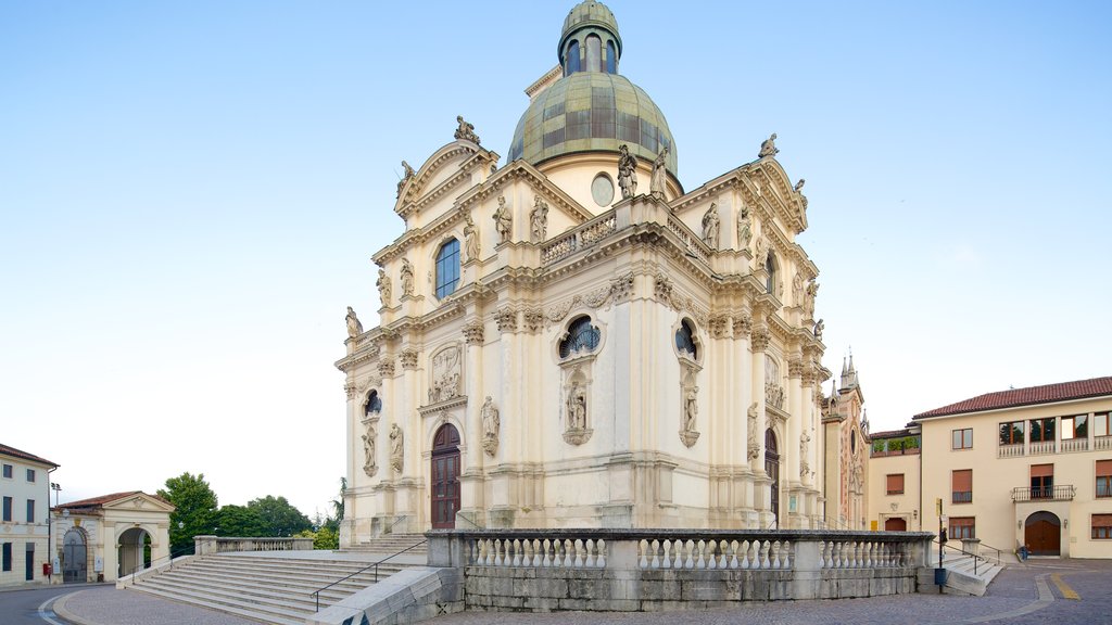 Santuario della Madonna di Monte Berico que inclui arquitetura de patrimônio, cenas de rua e uma igreja ou catedral