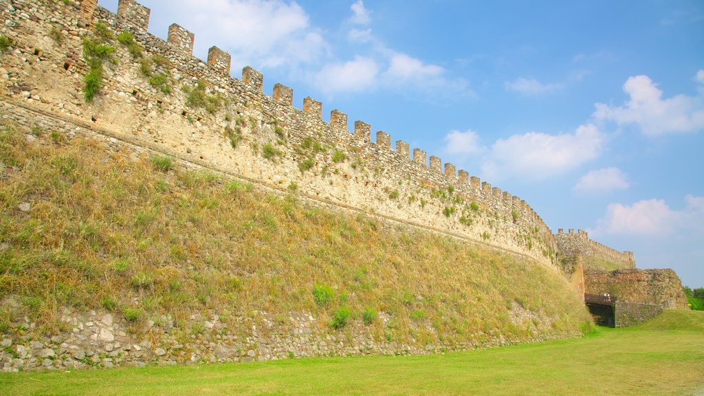 Rocca de Lonato que incluye ruinas de edificios y elementos del patrimonio