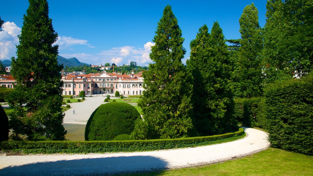 Palazzo Estense caracterizando um parque