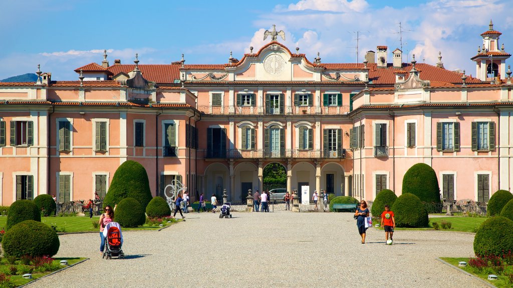 Palazzo Estense que inclui um pequeno castelo ou palácio assim como um grande grupo de pessoas