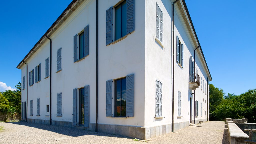 Masnago Castle featuring street scenes and château or palace