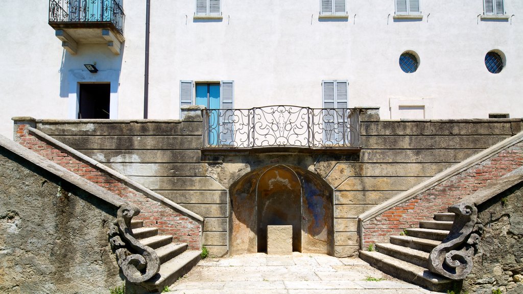 Masnago slott fasiliteter samt historisk arkitektur og palass