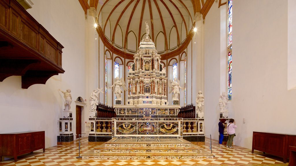 Vicenza ofreciendo una iglesia o catedral, elementos religiosos y vista interna