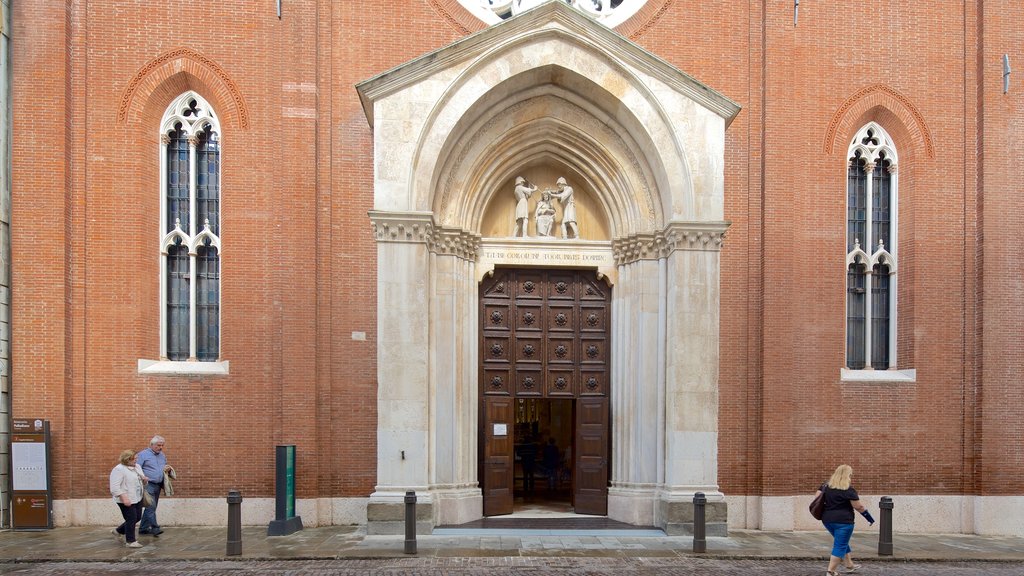 Vicenza showing a church or cathedral and street scenes