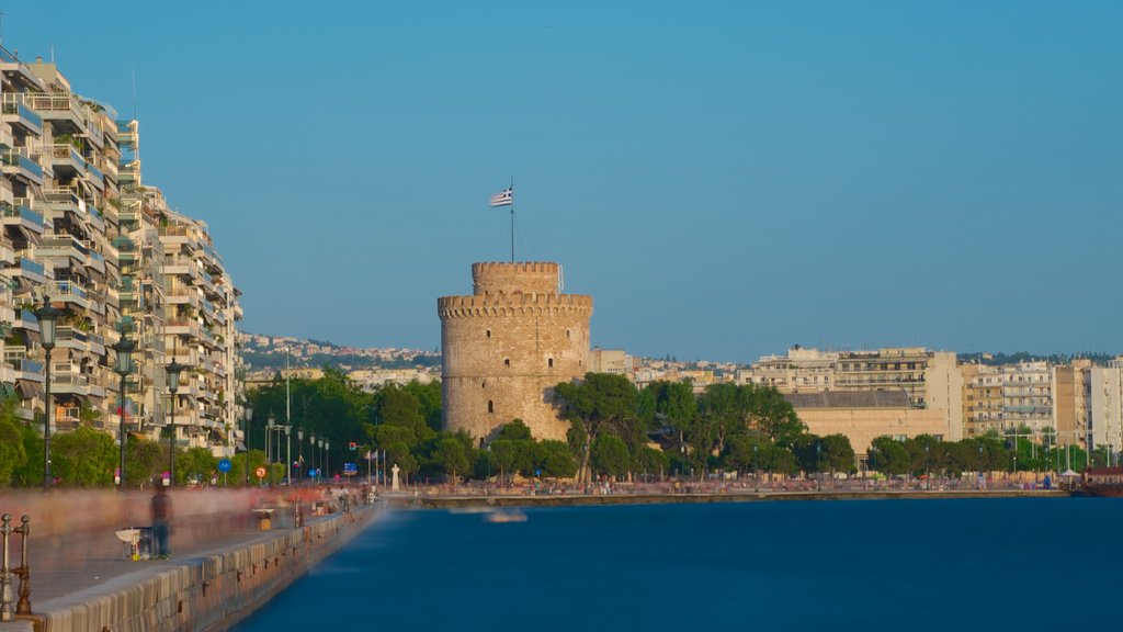 Thessaloniki bevat algemene kustgezichten en een kuststadje