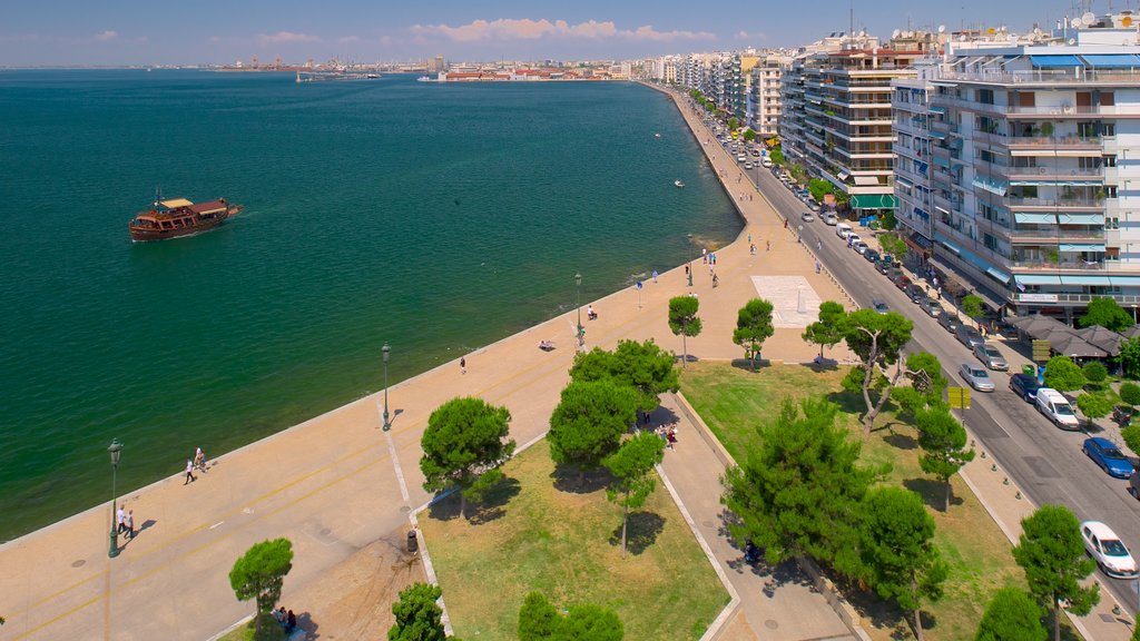 Thessaloniki inclusief algemene kustgezichten, een kuststadje en een stad