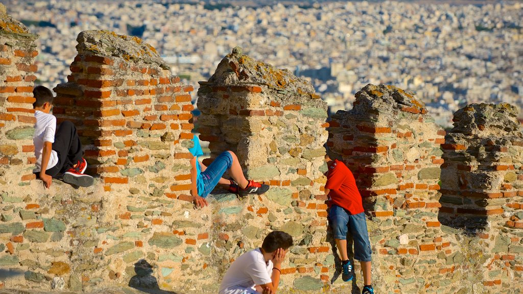 Muralhas Bizantinas caracterizando uma ruína e elementos de patrimônio assim como um pequeno grupo de pessoas