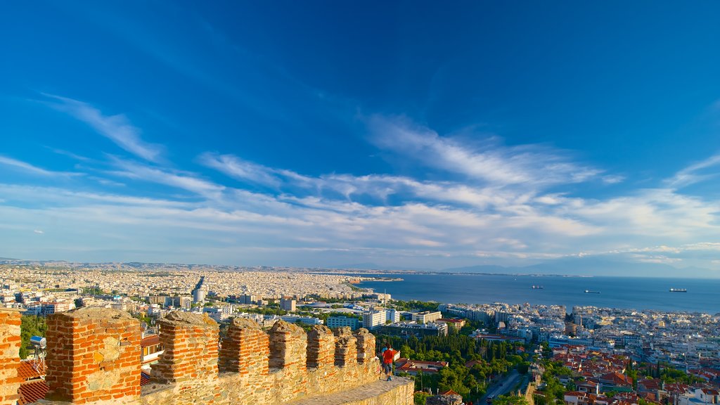 Byzantijnse muren toont een kuststadje, historisch erfgoed en landschappen