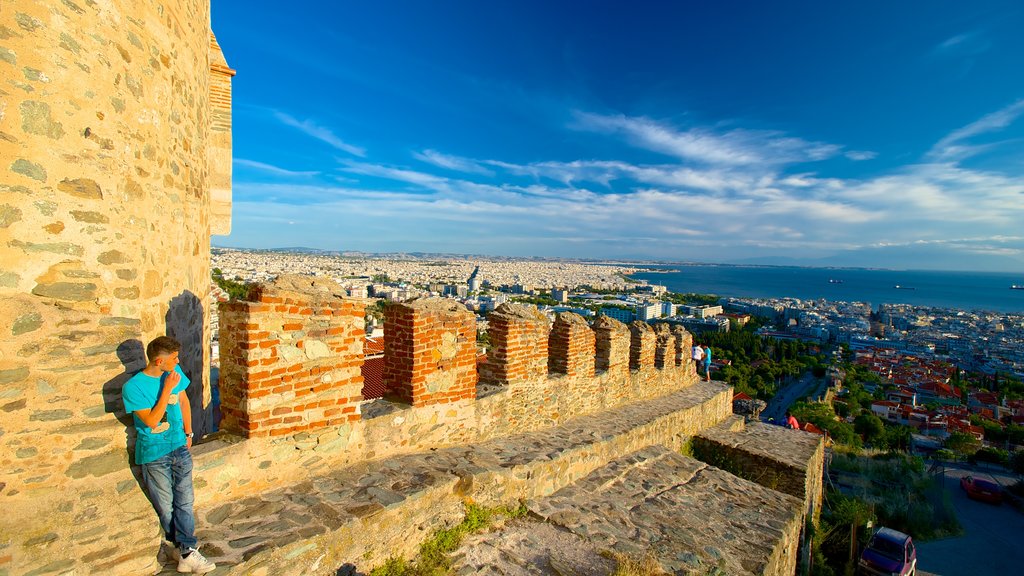 Murallas bizantinas mostrando una ciudad costera, vista panorámica y elementos patrimoniales