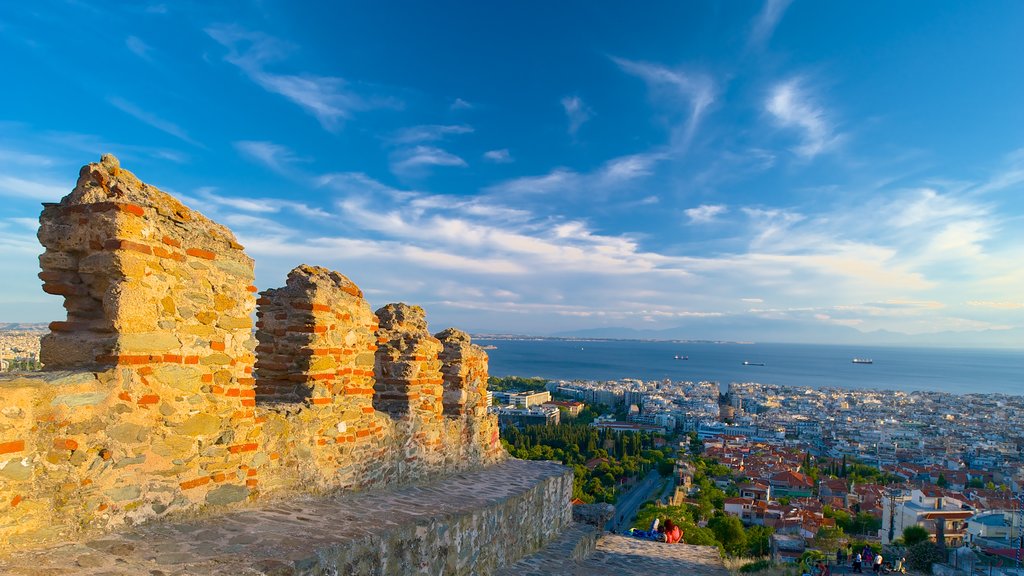 Murallas bizantinas que incluye arquitectura patrimonial, vista general a la costa y una ciudad costera