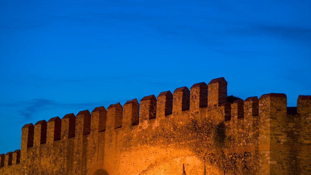 Murallas bizantinas mostrando arquitectura patrimonial y escenas de noche