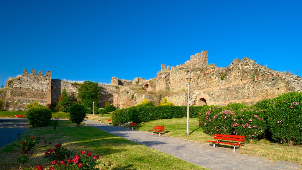 Remparts byzantins mettant en vedette bâtiments en ruines, patrimoine architectural et jardin