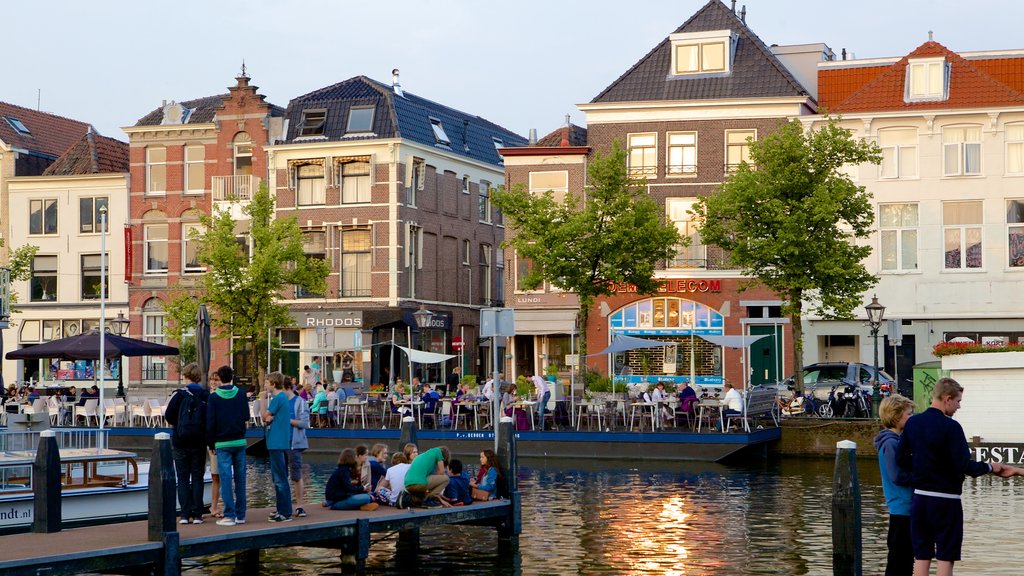 Beestenmarkt mostrando una pequeña ciudad o aldea y un río o arroyo y también un gran grupo de personas