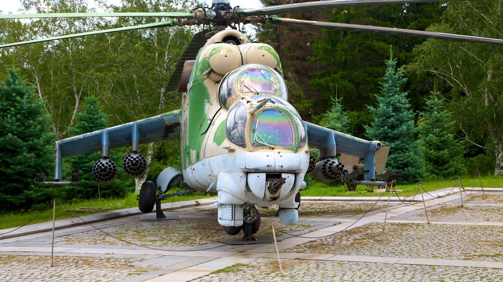 Museo Nacional de Historia que incluye artículos militares y avión