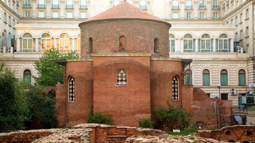 Iglesia de San Jorge ofreciendo elementos patrimoniales