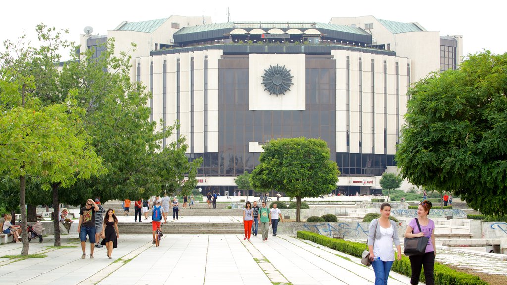 Det Nationale Kulturpalads som viser en plads eller et torv såvel som en stor gruppe mennesker