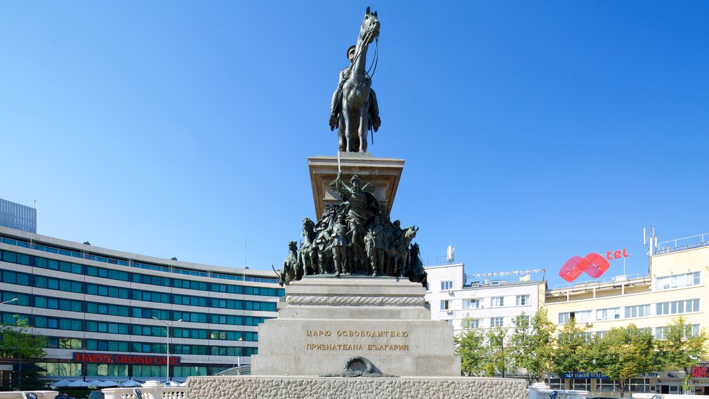 Monumento al Zar Libertador que incluye una estatua o escultura y un parque o plaza