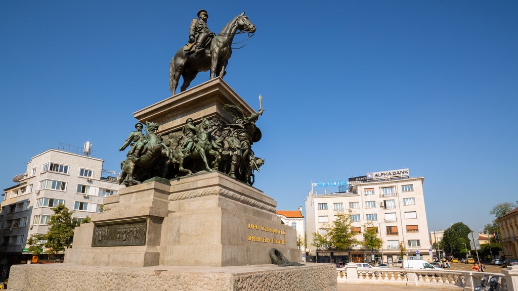 Monumento al Zar Libertador ofreciendo un monumento, una estatua o escultura y un parque o plaza