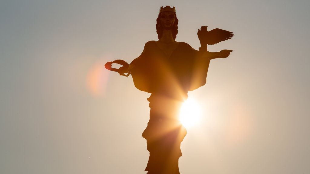 Monumento Saint Sofia que inclui uma estátua ou escultura e um monumento