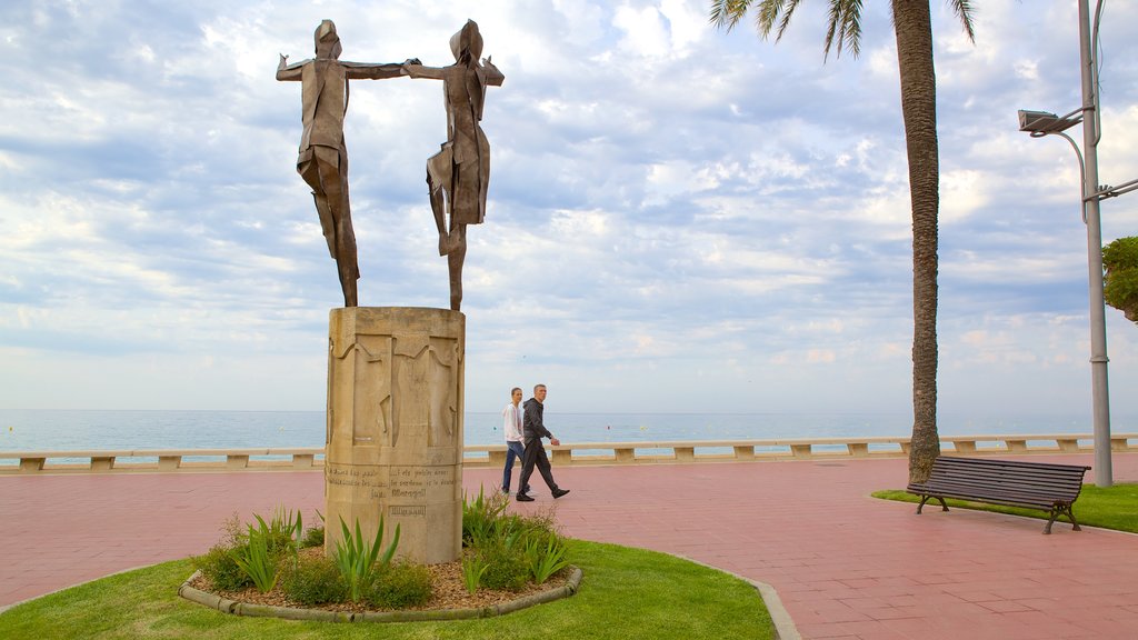 Strand van Lloret de Mar toont algemene kustgezichten en kunst in de open lucht