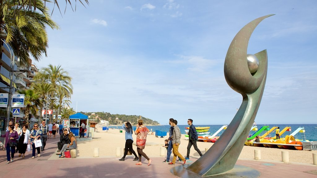 Playa de Lloret de Mar mostrando imágenes de calles, vista general a la costa y arte al aire libre