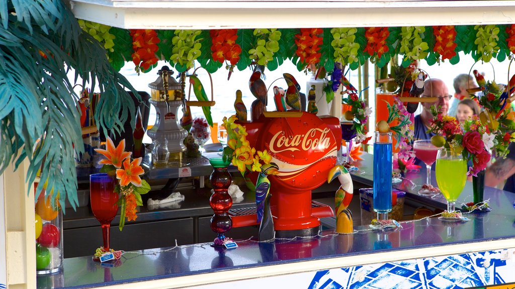 Playa de Lloret de Mar mostrando refrescos o bebidas y un bar