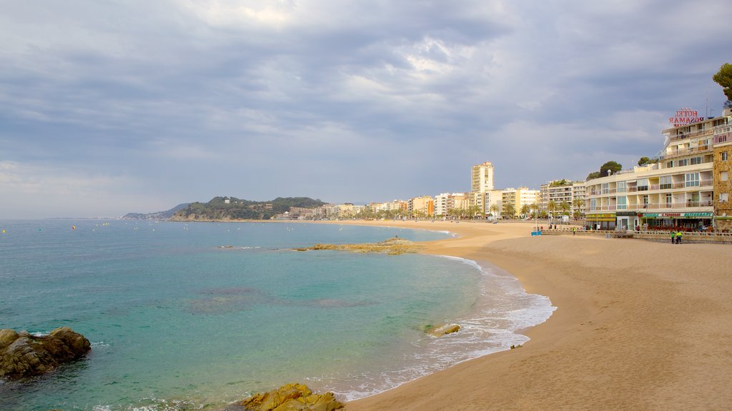 Lloret de Mar-stranden presenterar en sandstrand