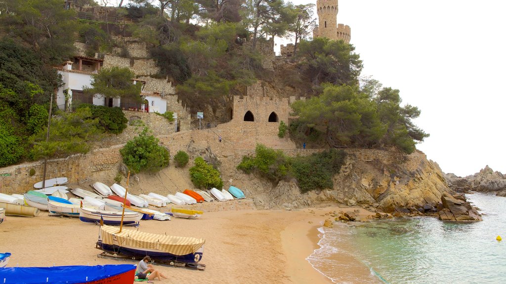 Playa de Lloret de Mar mostrando una playa de arena y castillo o palacio