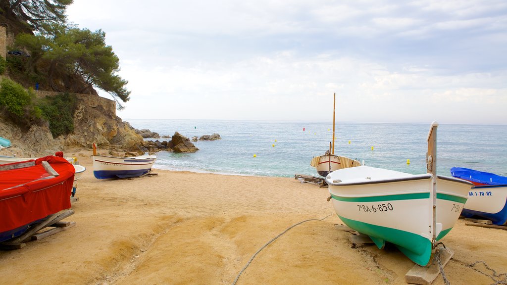 Playa de Lloret de Mar ofreciendo paseos en lancha y una playa