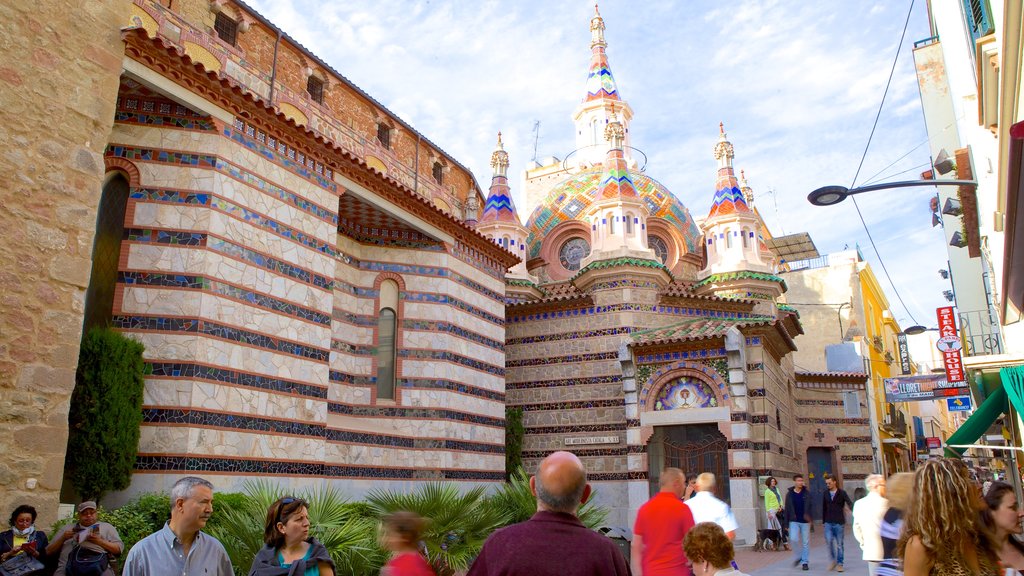 Iglesia Parroquial de Sant Romà que incluye imágenes de calles y también un gran grupo de personas