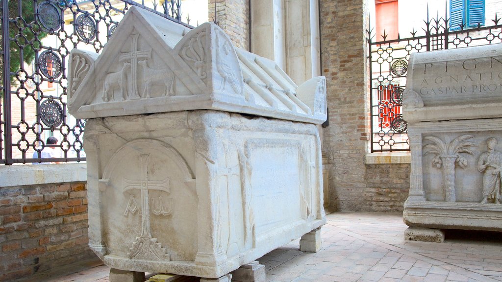 Dante Alighieri\'s Tomb showing a cemetery